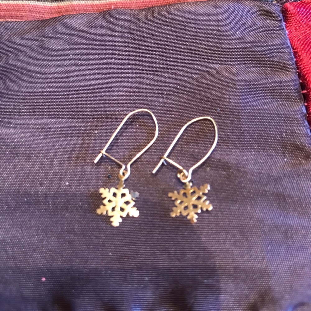 sold———————___GOLD SNOWFLAKE EARRINGS - Picture 1 of 5